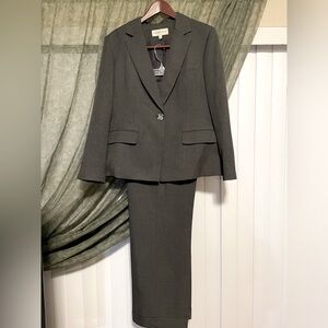 Women’s Jones New York 2-piece charcoal gray lined pantsuit, size 14.